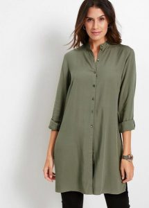 Długa bluzka z wiskozy. Niebieskie bluzki bonprix, bez wzorów, z wiskozy, eleganckie, bez kołnierzyka, bez ramiączek. Za 84,99 zł.