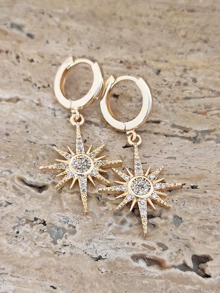 Nakkash Pozłacane kolczyki-kreole z cyrkoniami rozmiar: onesize. Żółte kolczyki Nakkash, z cyrkonią, pozłacane. Za 96,14 zł.