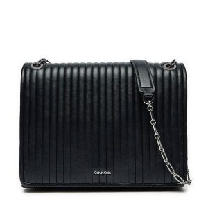 Torebka Calvin Klein. Czarne torebki klasyczne Calvin Klein, bez wzorów, bez dodatków. Za 379,99 zł.