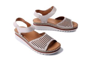MANITU 910212-08 beige, sandały damskie. Brązowe sandały Manitu, bez wzorów, bez obcasa, na koturnie, bez zapięcia. Za 227,92 zł.