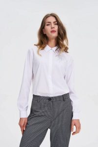 Koszula z kołnierzykiem biała. Białe koszule MOODO, l, bez wzorów, z bawełny, bez kołnierzyka, bez ramiączek. Za 139,99 zł.
