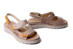 Suave 710134-08 Beżowy, sandały damskie. Brązowe sandały Suave, bez wzorów, ze skóry, bez obcasa, na koturnie, bez zapięcia. Za 334,90 zł.