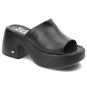 Czarne Klapki Karino Modne Obuwie Damskie. Czarne klapki Karino, bez wzorów, ze skóry, bez obcasa, na obcasie. Za 399,00 zł.