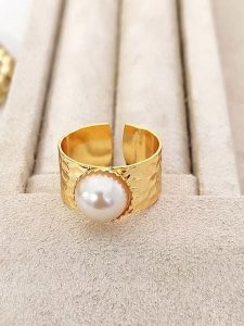 Nakkash Pozłacany pierścionek z syntetycznymi perłami ozdobnymi rozmiar: onesize. Białe pierścionki Nakkash, z perłą, pozłacane. Za 56,93 zł.