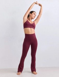 Damskie legginsy rozszerzane nogawki, wysoki stan, squat proof Sense bordowy. Czerwone legginsy AIM'N, bez wzorów, z elastanu, z podwyższonym stanem, długie. Za 345,00 zł.