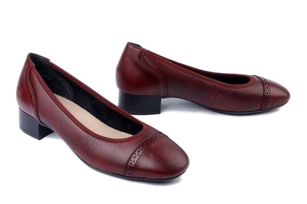 RIEKER 43450-35 red, czółenka damskie. Czerwone czółenka Rieker, bez wzorów, bez obcasa, na obcasie, bez zapięcia. Za 329,90 zł.