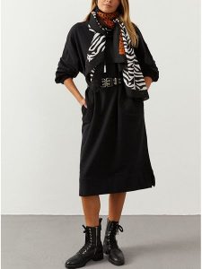 Milan Kiss Sukienka w kolorze czarnym rozmiar: S. Czarne sukienki Milan Kiss, s, bez wzorów, bez kołnierzyka, bez ramiączek, midi. Za 152,99 zł.