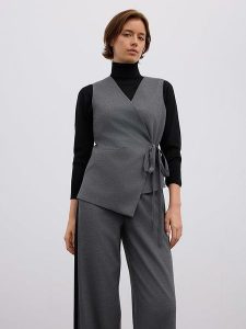 BGN Kamizelka w kolorze antracytowym rozmiar: 36. Czarne kamizelki BGN, z aplikacjami, bez kołnierzyka, bez ramiączek, bez kaptura. Za 140,20 zł.