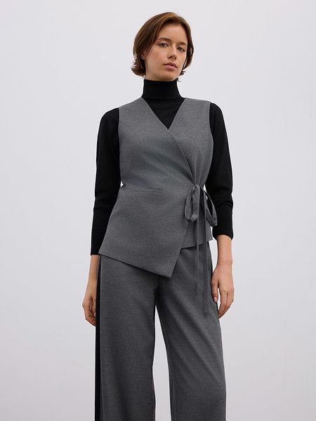 BGN Kamizelka w kolorze antracytowym rozmiar: 40. Czarne kamizelki BGN, z aplikacjami, bez kołnierzyka, bez ramiączek, bez kaptura. Za 122,09 zł.