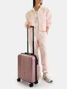 Reebok Walizka kabinowa CEO-RBK-030-S Różowy. Czerwone walizki Reebok, bez wzorów, z tworzywa sztucznego. Za 279,99 zł.