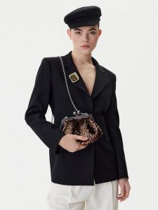 Weekend Max Mara Torebka 2615511094650 Różowy. Czerwone torebki klasyczne Weekend Max Mara, bez wzorów, z materiału, bez dodatków. Za 664,99 zł.