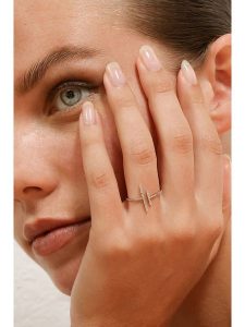 DIAMANTA Złoty pierścionek "Parallèle asymétrique" z diamentem rozmiar: 56. Szare pierścionki DIAMANTA, z diamentem, złote. Za 1 348,99 zł.