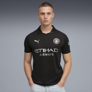 Koszulka piłkarska Puma Manchester City 25/26. Czarne bluzki Puma, s, bez wzorów, z materiału, sportowe, bez kołnierzyka, bez ramiączek. Za 319,99 zł.
