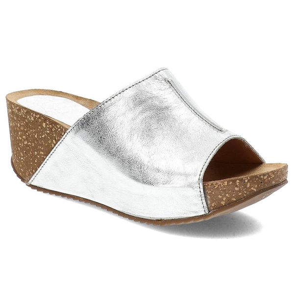 Srebrne Klapki Simen Wygodne Skórzane Buty Na Koturnie. Szare klapki Simen, z aplikacjami, bez obcasa, na koturnie. Za 309,00 zł.