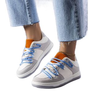 Szare sneakersy niebieskie sznurówki Aucoin białe. Białe trampki z aplikacjami, ze skóry ekologicznej, bez zapięcia. Za 77,69 zł.