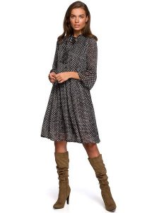 Stylove Sukienka w kolorze czarnym ze wzorem rozmiar: M. Czarne sukienki Stylove, m, bez wzorów, bez kołnierzyka, bez ramiączek, mini. Za 188,85 zł.