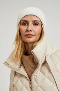 Czapka z dżetami biała. Białe czapki MOODO, bez wzorów. W wyprzedaży za 21,98 zł.