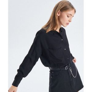 Gładka koszula z kieszeniami - Czarny. Koszule marki Cropp. W wyprzedaży za 39,99 zł.