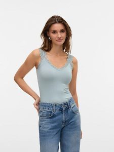 Vero Moda Top w kolorze błękitnym rozmiar: XS. Niebieskie topy Vero Moda, s, bez wzorów, z koronki, klasyczne, bez kołnierzyka, bez ramiączek. Za 65,85 zł.