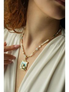 Pierres delicates Pozłacany naszyjnik z zawieszką - dł. 50 cm rozmiar: onesize. Białe naszyjniki Pierres delicates, z perłą, pozłacane. Za 113,90 zł.
