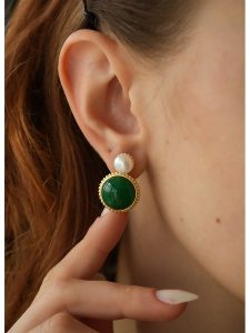 L'Atelier de Gaia Pozłacane kolczyki z perłami i agatami rozmiar: onesize. Białe kolczyki L'Atelier de Gaia, z agatem, pozłacane. Za 117,73 zł.