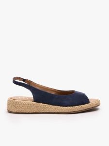 Granatowe wsuwane sandały. Niebieskie sandały Ryłko, bez wzorów, ze skóry, z okrągłym noskiem, bez obcasa, na koturnie, bez zapięcia. Za 379,99 zł.