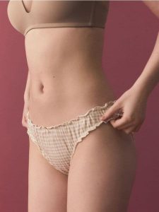 Majtki typu figi 3 pack - kremowy. Białe figi Reserved, bez wzorów. W wyprzedaży za 35,99 zł.