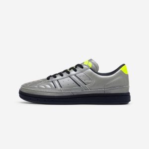 Sneakersy unisex Player 80 Offside Limitowana Edycja. Szare buty sportowe DECATHLON, bez wzorów, z gumy, bez zapięcia, do piłki nożnej. Za 269,99 zł.
