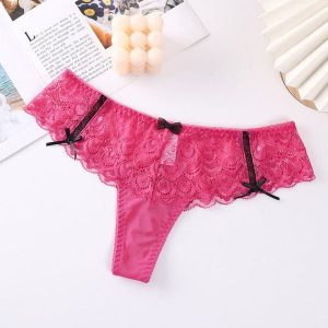 Stringi koronkowe z kokardkami eleganckie Destini. Białe stringi Intica, bez wzorów, z koronki. W wyprzedaży za 59,00 zł.