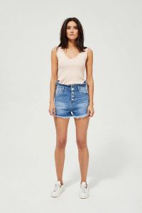 Szorty jeansowe high waist niebieskie. Niebieskie szorty MOODO, bez wzorów, z bawełny, z podwyższonym stanem. W wyprzedaży za 29,99 zł.