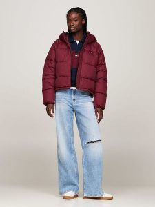 TOMMY JEANS Kurtka zimowa w kolorze bordowym rozmiar: XL. Czerwone kurtki Tommy Jeans, na zimę, xl, bez wzorów, z jeansu, bez kaptura. Za 483,17 zł.