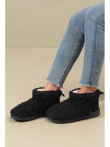 C'M Botki zimowe w kolorze czarnym rozmiar: 37. Czarne botki C'M, na zimę, bez wzorów, bez obcasa, bez zapięcia. Za 108,99 zł.