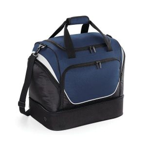 Torba sportowa z kieszeniami Quadra Hardbase. Czarne torby podróżne i sportowe QUADRA, bez wzorów, z materiału, na ramię. Za 191,35 zł.