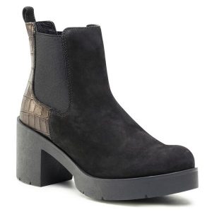 Botki Lasocki. Czarne botki Lasocki, bez wzorów, bez obcasa, na słupku, bez zapięcia. Za 111,99 zł.