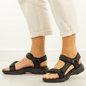 Czarne lekkie sandały damskie Filippo Ds7032/26. Czarne sandały Filippo, bez wzorów, z materiału, bez obcasa, na płaskiej podeszwie, bez zapięcia. Za 149,00 zł.