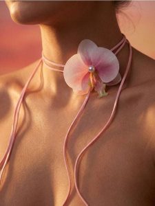 Wiązany materiałowy naszyjnik z kwiatem - wielobarwny. Naszyjniki Sinsay. Za 12,99 zł.