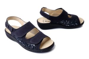 DR. BRINKMANN 710135-05 marine, sandały damskie. Niebieskie sandały Dr. Brinkmann, bez wzorów, ze skóry, bez obcasa, bez zapięcia. Za 276,43 zł.