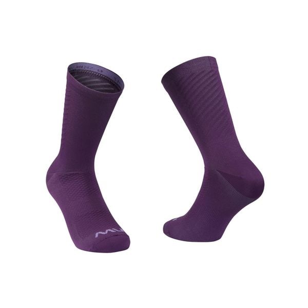 Skarpety rowerowe NORTHWAVE Switch Sock. Fioletowe skarpetki Northwave, bez wzorów. Za 39,00 zł.