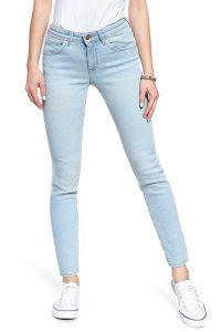 WRANGLER SKINNY FORGET ME NOT W28KTX289 SAMPLE 112128340. Niebieskie rurki Wrangler, z jeansu. W wyprzedaży za 74,99 zł.