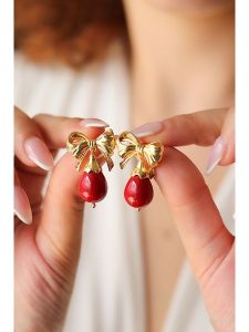 Pierres delicates Pozłacane kolczyki-wkrętki z koralami rozmiar: onesize. Żółte kolczyki Pierres delicates, z koralem, pozłacane. Za 100,99 zł.