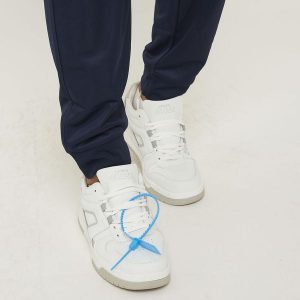 Niebieskie oddychające szorty biegowe Cleveland. Niebieskie szorty LEGEA, bez wzorów, z poliesteru, sportowe. Za 84,00 zł.