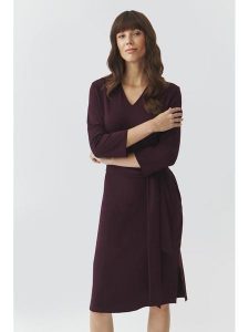 TATUUM Sukienka "Cole" w kolorze czerwonym rozmiar: XS. Różowe sukienki Tatuum, na co dzień, xs, bez wzorów, z tkaniny, bez kołnierzyka, bez ramiączek, midi, proste. Za 122,38 zł.