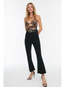 Trendyol Dżinsy - Flare fit - w kolorze czarnym rozmiar: 38. Czarne jeansy Trendyol, bez wzorów, z podwyższonym stanem. Za 119,34 zł.