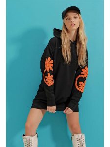 Trend Alaçatı Stili Bluza w kolorze czarno-pomarańczowym rozmiar: onesize. Czarne bluzy Trend Alaçatı Stili, bez wzorów, z bawełny, z kapturem. Za 91,56 zł.