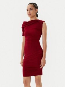 Guess Sukienka koktajlowa W5BK71 KCVG2 Bordowy Slim Fit. Czerwone kombinezony Guess, xl, z aplikacjami, z syntetyku, wizytowe, bez kołnierzyka, bez ramiączek. Za 469,99 zł.