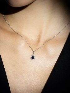 ATELIER DU DIAMANT Złota zawieszka "Larme Bleu Nuit" z diamentami i szafirem rozmiar: onesize. Niebieskie zawieszki ATELIER DU DIAMANT, z diamentem, złote. Za 1 078,99 zł.