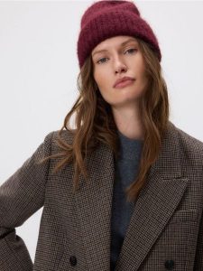 Czapka beanie - bordowy. Czerwone czapki Reserved, bez wzorów. Za 69,99 zł.