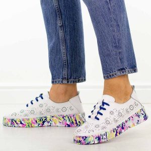 Białe ażurowe skórzane półbuty damskie S.Barski 5972. Białe półbuty S.BARSKI, na lato, w ażurowe wzory, z jeansu, z okrągłym noskiem, bez obcasa, na płaskiej podeszwie, bez zapięcia. Za 219,00 zł.