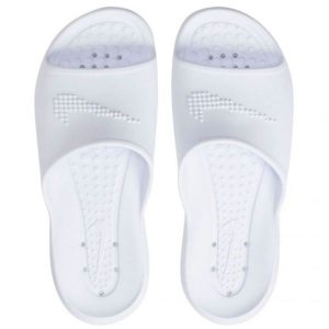 Klapki Nike Victori One Slide CZ7836 100 białe. Białe klapki bez wzorów, z materiału, bez obcasa. Za 202,13 zł.