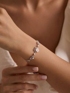 Lodie Silver Srebrna bransoletka z elementami ozdobnymi rozmiar: onesize. Białe bransoletki Lodie Silver, z cyrkonią, srebrne. Za 173,99 zł.